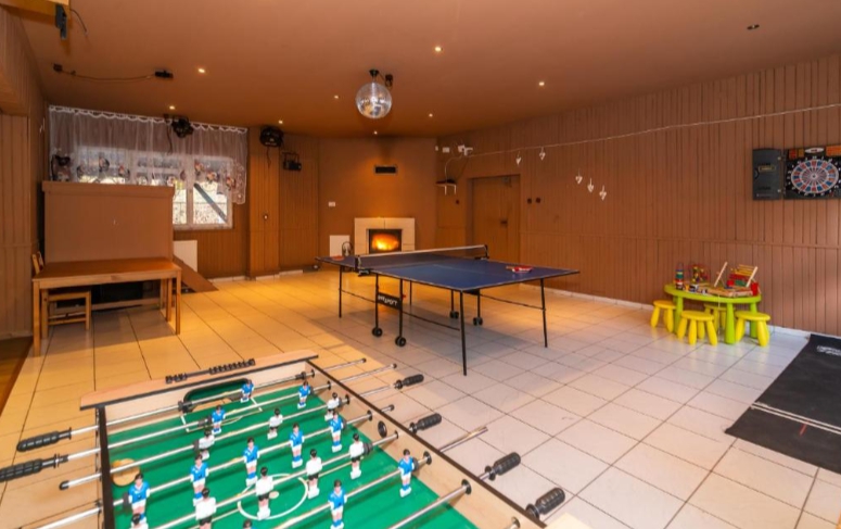 Sala gier z kominkiem